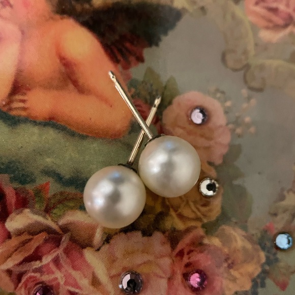 Catbird Jewelry - Vintage 14kt solid gold 7mm pearl stud earrings